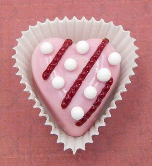 Click to view detail for HG-227 Heart Strawberry with White Dots $50